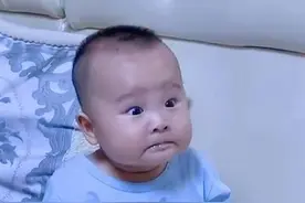 宝宝第一次吃辅食，小表情萌翻了，网友：五个月人生达到巅峰图片