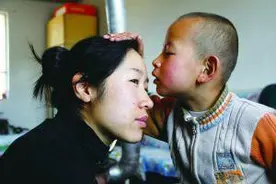 李嘉欣与8岁儿子共浴，罗志祥与妈妈接吻，越界亲情更多的是伤害图片