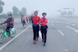 海盐运动夫妻档把赛道当成约会地 女儿：太甜“虐”到我了！图片