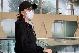 牛莉罕见走机场无人识，48岁穿连帽衫牛仔裤凹曲线，花瓶身材抢镜图片