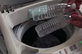 洗衣服时，往洗衣机里扔2个塑料瓶，作用太厉害了，学会受用一生图片