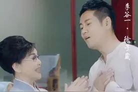 李谷一徐子崴再同台，双手紧握像母子，女方精神佳疑走出丧夫阴影图片