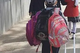 每日一笑：小伙子从小就被妹子们器重，将来前途不可限量啊图片
