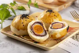 简单易学的蛋黄酥，外皮层次分明，咬一口直掉渣，让人食之不忘图片