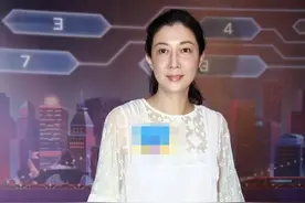 吴绮莉老太快了，穿白色雪纺衬衫配短裙亮相，憔悴面容真像46岁图片