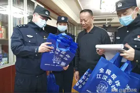 反诈宣传进万家 武汉警方开展“扫楼”行动图片