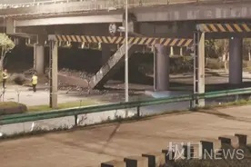 压塌长丰桥桥面的货车总重或超50吨，交警正对其调查图片