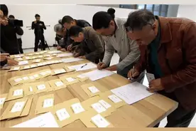高考生写下755字作文，阅卷组长通过4页注释才看懂，被评为了满分图片
