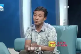 男子眼睁睁看着妻子和别的男人牵手走了，评论员：武大郎都比你强图片