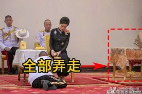 诗妮娜命人将王后苏提达的桌椅搬走，自己戴“平妻”勋章坐中央图片
