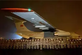 争分夺秒，共同抗疫，这就是中国军人的姿态图片