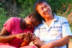 河南小伙谢晓伟，娶回1个“黑人媳妇”，天底下找不到比她更好的图片