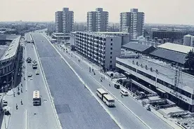红桥体育场是天津第一个草皮灯光球场，改跳蚤市场，带动全市倒爷图片