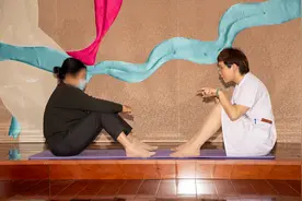 晕车时当着全车人尿湿了裤子，她说“光天化日，奇耻大辱”图片