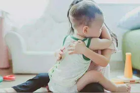 高龄产妇不听医生意见坚持顺产，被迫下产钳，女儿如今仍“毁容”图片