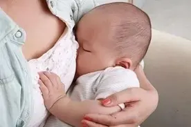 外出哺乳挑战多，新手宝妈别烦恼，公共场合这样喂奶很优雅图片