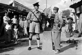 1949年，香港边界社会民情，中英士兵面对面站岗图片