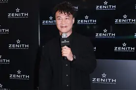 陈奕迅一身黑衣，艺术家架势足，笑容可爱图片