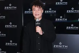 陈奕迅一身黑衣，艺术家架势足，笑容可爱图片