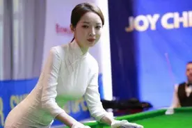 最美台球女裁判走红，身穿紧身旗袍一夜成名，凸凹有致引发热议图片