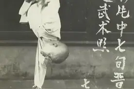 海灯法师靠二指禅倒立闻名全国，77岁还能演，死后徒弟说：假的图片