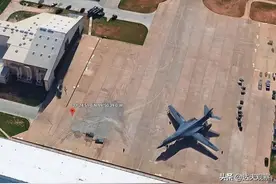 网友通过谷歌地球发现美国空军基地的半透明飞机，其用意引发热议图片