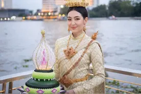 泰剧界两大视后Bella与Mai化身水灯女神惊艳泰国水灯节图片