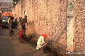 印度人竟然是这样上厕所的图片