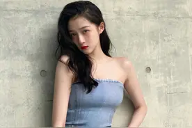 关晓彤仗着身材营业，穿牛仔抹胸装配晒伤妆，直角肩堪比衣架子图片