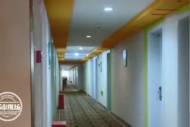 酒店里洗个澡，母子俩摔倒！妈妈当场出血到不省人事图片