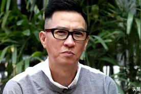 53岁张家辉久违露面，与妻子关咏荷牵手同行，身体状况让人担忧图片