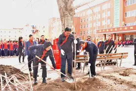 康平县人大常委会机关党员干部到含光小学栽植百棵“红色少年林”图片