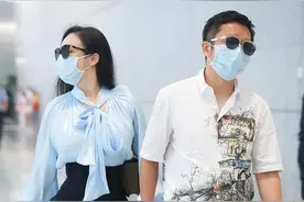 冉莹颖真会穿，系带衬衫配束腰裤勒出蚂蚁腰，162身高穿出172比例图片