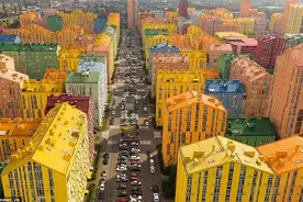 乌克兰有个五彩缤纷的“舒适小镇”，仿佛现实版乐高城市，位于首都基辅；由180栋公寓楼组成，月售两百套房图片