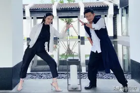 邹市明冉莹颖穿黑白风格情侣装 夫妻俩比武过招很有范图片