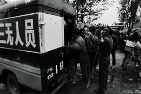 80年代深圳照片：图五农民工蹲树下吃饭，图八是三无人员被抓现场图片