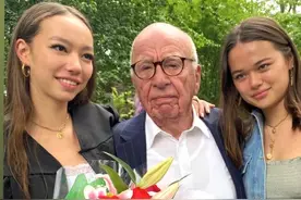 邓文迪幼女迎高中毕业，90岁默多克出席送吻，克洛伊颜值胜格蕾丝图片