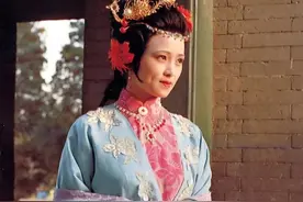 宝玉在秦可卿房间睡觉时，为何秦氏一再说“看着猫儿狗儿打架”？图片