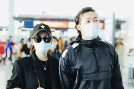 马丽随老公亮相机场，穿休闲西服戴鸭舌帽好帅气，贴身紧挎太甜蜜图片