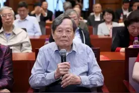 骂他老不正经，娶28岁娇妻？看看他的原配，也许就明白了图片