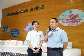 拼多多把直播间搬进好奇纸尿裤工厂，60万人围观“高品质纸尿裤的诞生”图片