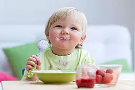 每次吃饭都得“求”孩子吃，家长这样做，孩子主动找你要饭吃图片