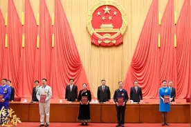 金牛迎春丨艰苦奋斗老黄牛图片