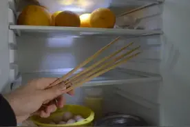 你家有旧筷子吗？放在冰箱里特别实用，一年能省不少钱，涨知识了图片