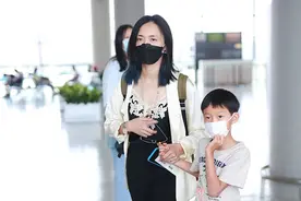 姚晨7岁儿子长大了！穿搭时尚长腿抢镜，和妈妈十指相扣显乖巧图片