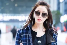 张天爱穿格纹外套+破洞牛仔裤，英气潇洒，散发着独特的气质图片