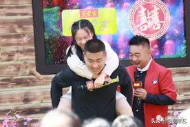 体重210斤的壮汉，在相亲现场表演“后倒功”图片