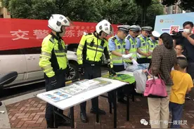 今晚，芜湖交警也“摆地摊”了！卖啥?图片