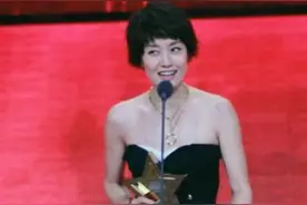 马伊琍太敢穿了！一袭抹胸连体裤，胸口处都露出来了图片