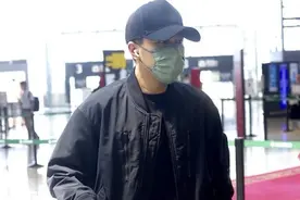 刘恺威终于有了中年人的样子，穿T恤配夹克，全黑打扮朴素低调图片